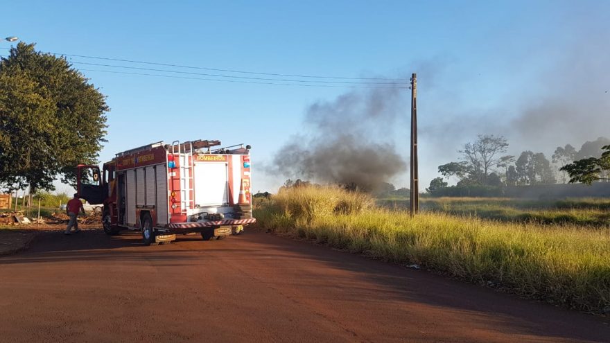Corpo de Bombeiros combate incêndio em vegetação na Rua do Cowboy