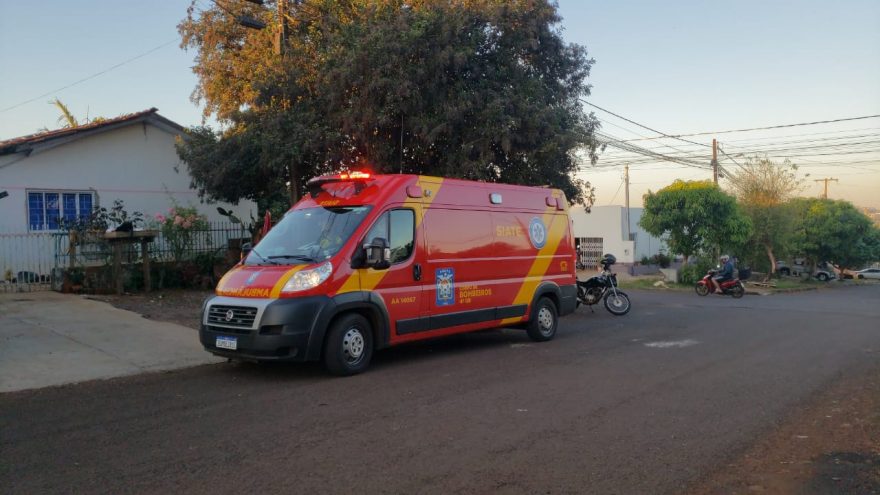 Idoso sofre escoriações no rosto após cair na rua