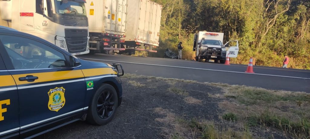 Colisão entre carro e caminhão deixa três mortos na BR-277