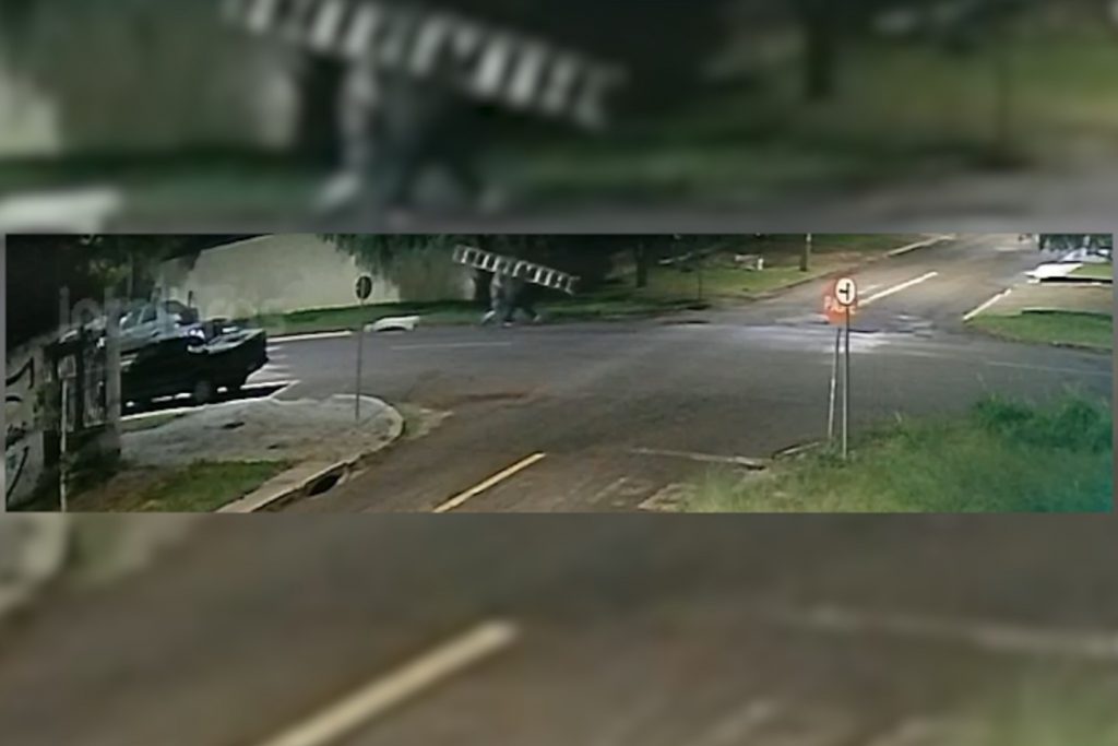 Dupla é flagrada com escada furtada no Cascavel Velho
