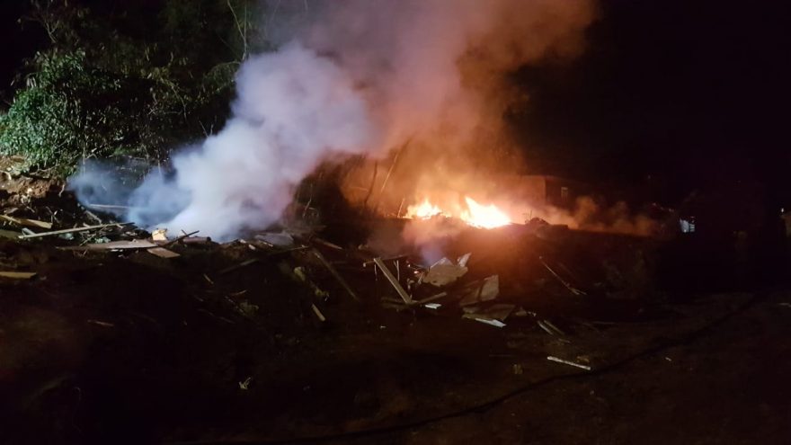 Fogo em entulhos mobiliza Corpo de Bombeiros ao Universitário
