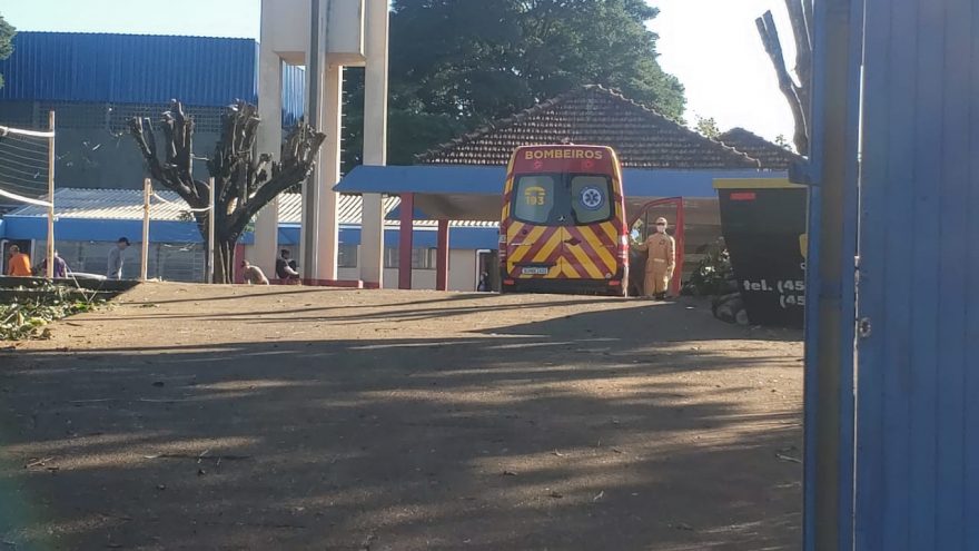 Com lesão no joelho, menino de 16 anos é socorrido na Escola Costa e Silva