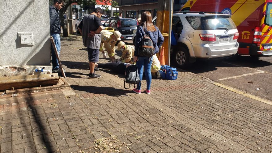 Mulher quebra a perna após sofrer queda durante teste-drive de bicicleta elétrica