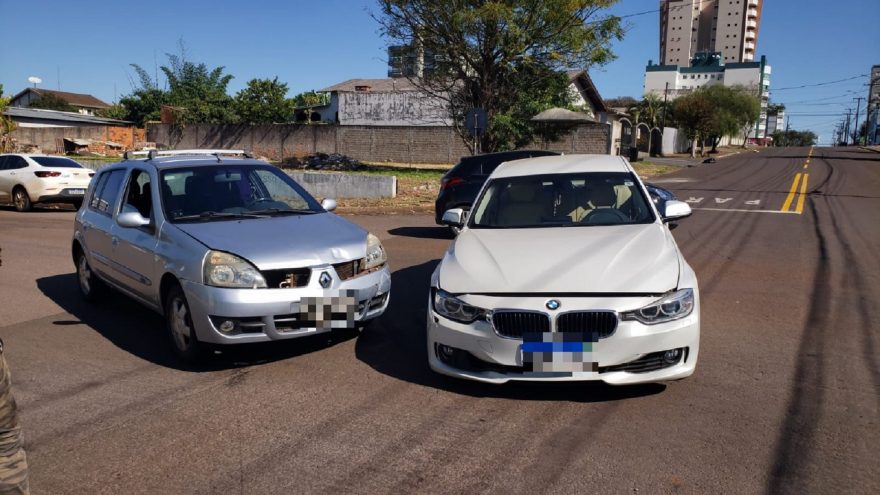 BMW e Clio se envolvem em acidente no Centro