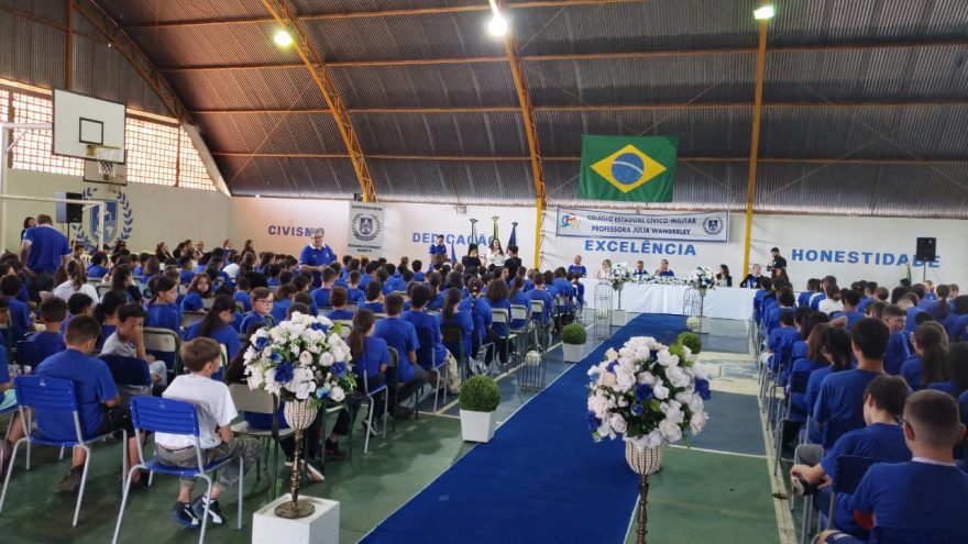 Alunos de Colégio Estadual Cívico-Militar recebem medalhas de “Honra ao Mérito”