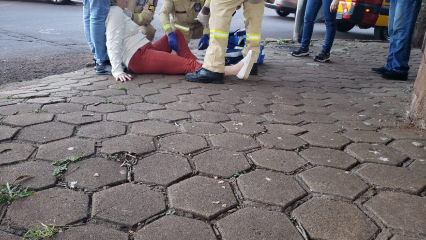 Mulher socorrida pelo Corpo de Bombeiros no Centro de Cascavel