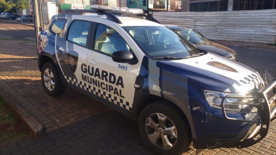 Homem em surto na rua mobiliza GM e Samu no bairro Cataratas