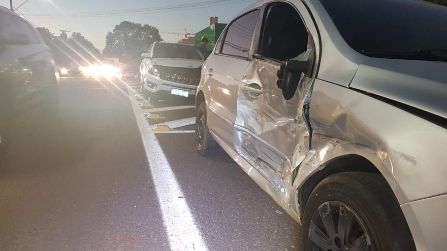 Acidente deixa veículos danificados no Bairro Neva