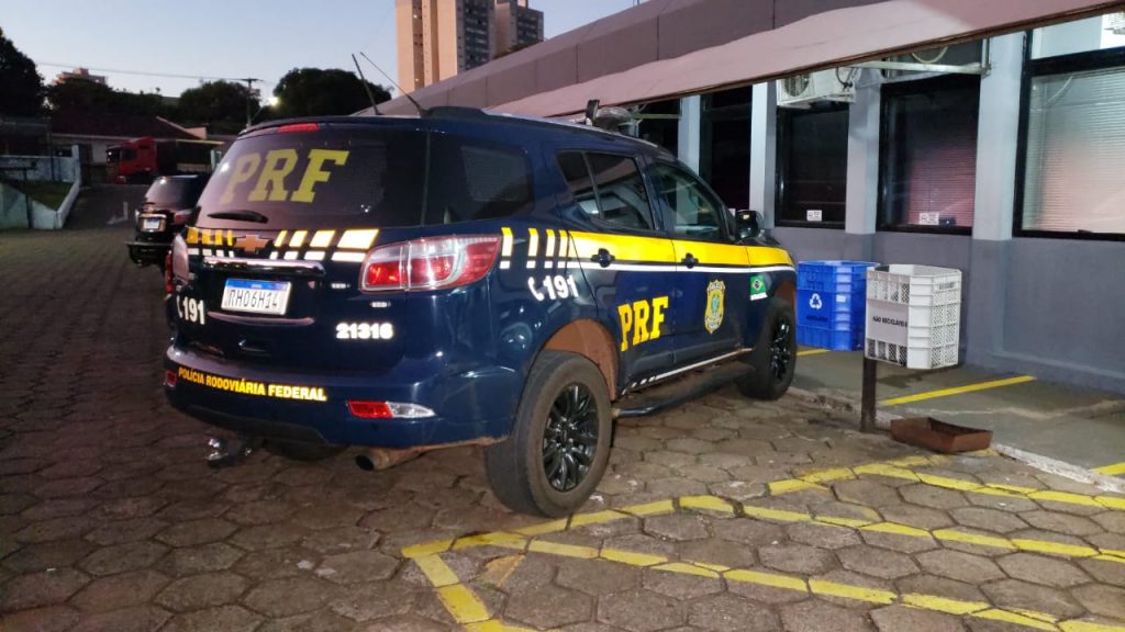 Passageira troca de carro de viagem via aplicativo duas vezes, mas acaba detida com maconha na BR-277