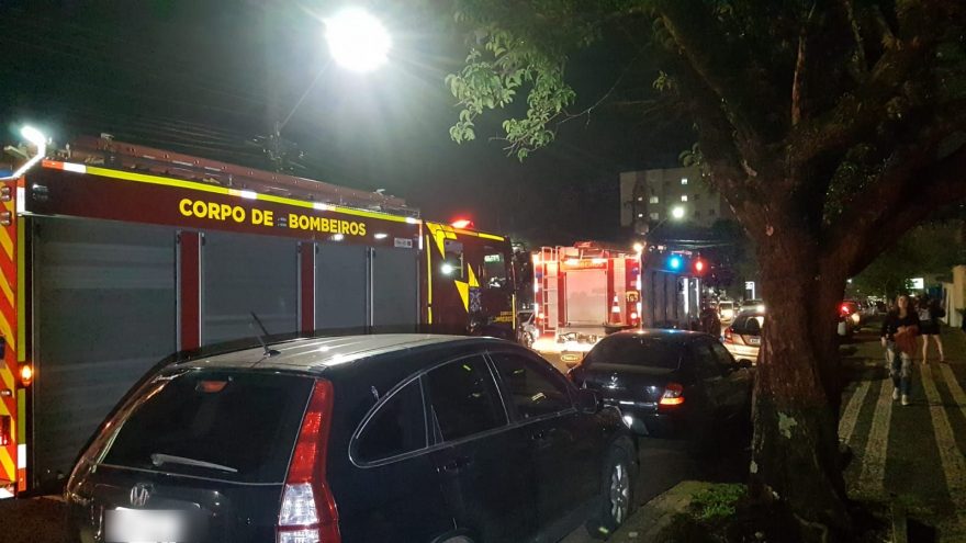 Bombeiros são mobilizados para combater incêndio no antigo prédio do Fórum Eleitoral