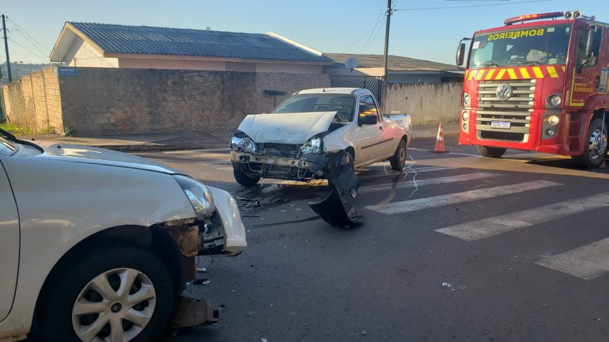 Carros se envolvem em colisão frontal no Jardim Bela Vista