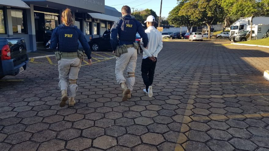 Abordado pela PRF na BR-277, jovem é detido com 600 gramas de maconha