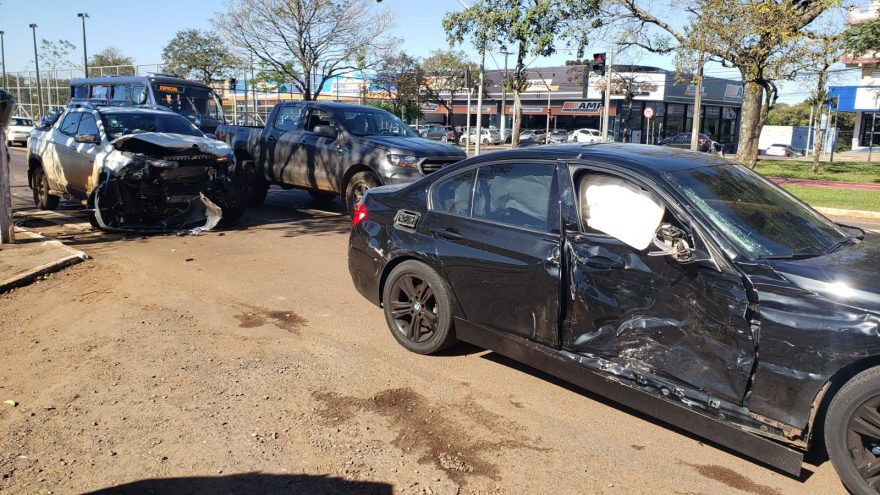 BMW e Fiat Toro ficam destruídas em acidente na Avenida Brasil