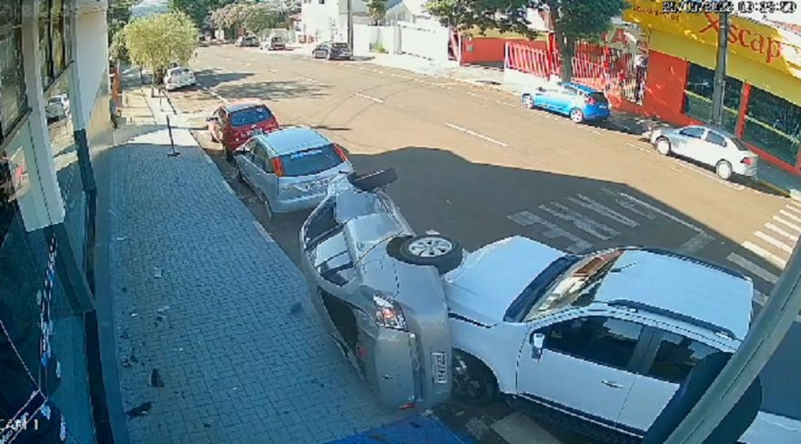 Câmera flagra Renault Symbol tombando após grave acidente em Toledo