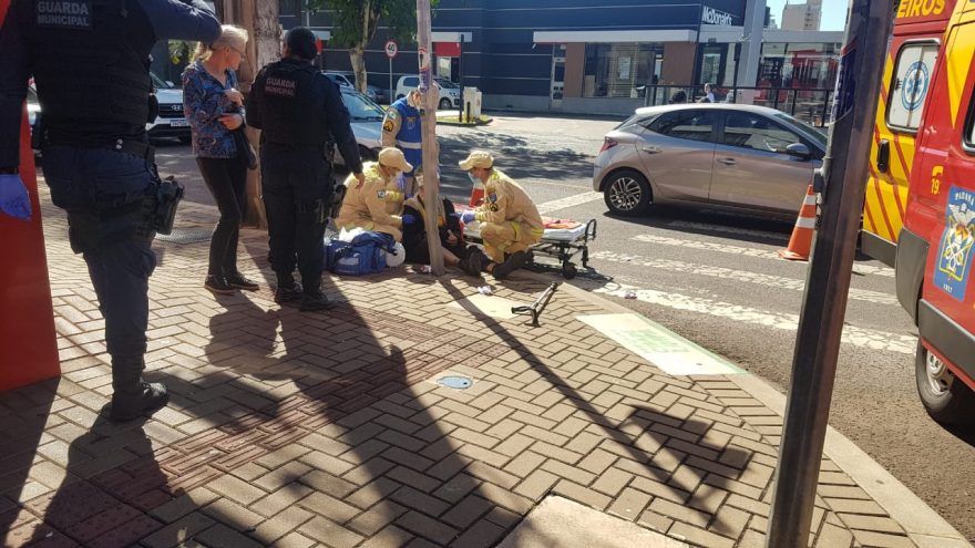Mulher é socorrida pelo Siate na Avenida Brasil, no Centro