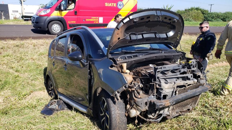 Carro bate contra barranco na rodovia BR-467 e mulher fica ferida