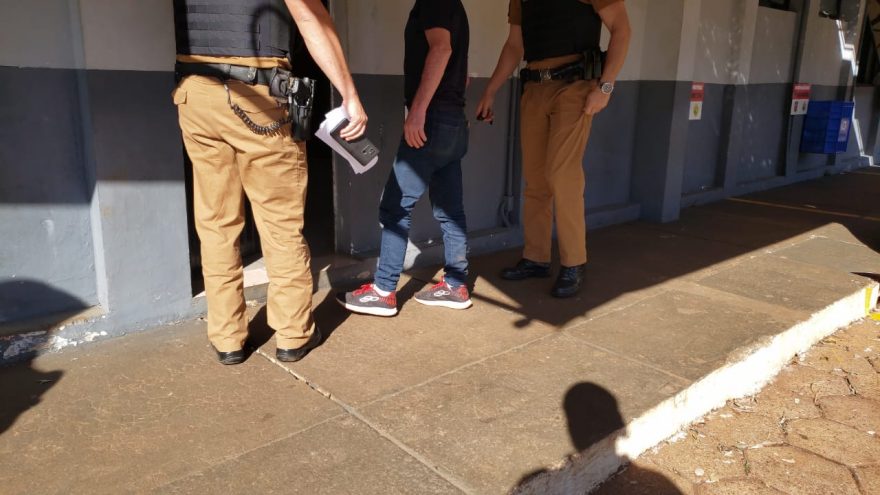 Ao ficar sabendo de mandado de prisão, homem desloca ao pelotão da PM e se entrega