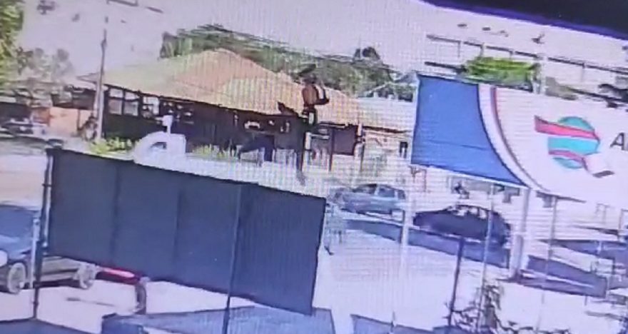 Corsa fura semáforo e é atingido por caminhão na Rua Erechim