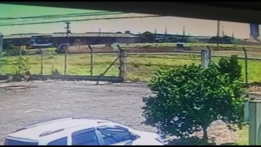 Vídeo mostra momento em que veículo sai da pista em acidente na 467