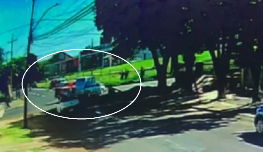 Vídeo mostra Ranger avançado preferencial e colidindo contra Saveiro no Coqueiral