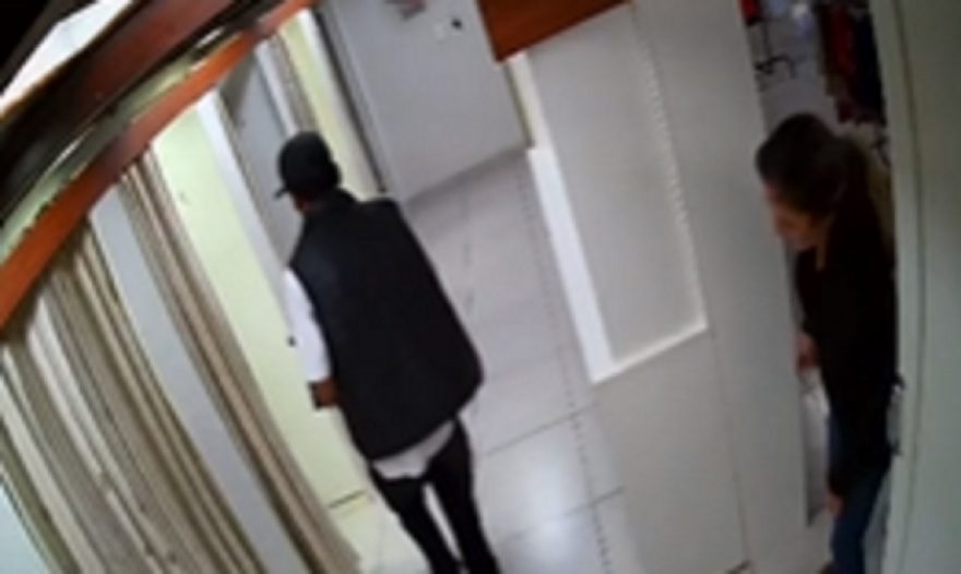 Câmera flagra momento em que homem vai ao provador para furtar roupas em loja no Centro
