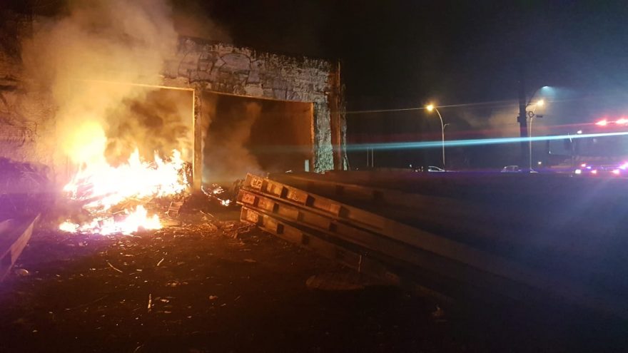 Bombeiros controlam incêndio em prédio abandonado na marginal da PRC-467