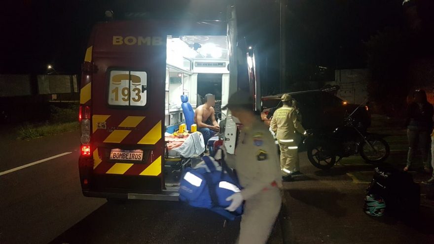 Vítima de acidente entre carro e moto é socorrida pelo Siate no Coqueiral