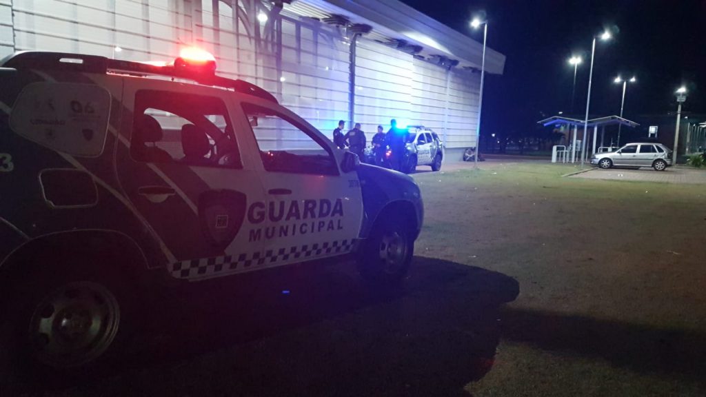 Casal entra em vias de fato, é separado pela GM e volta ao “love”