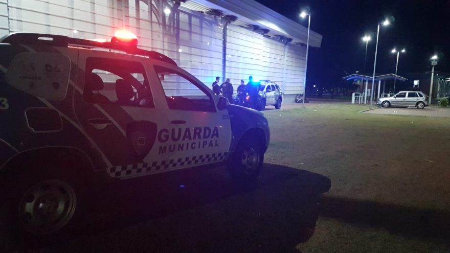 Casal entra em vias de fato, é separado pela GM e volta ao “love”