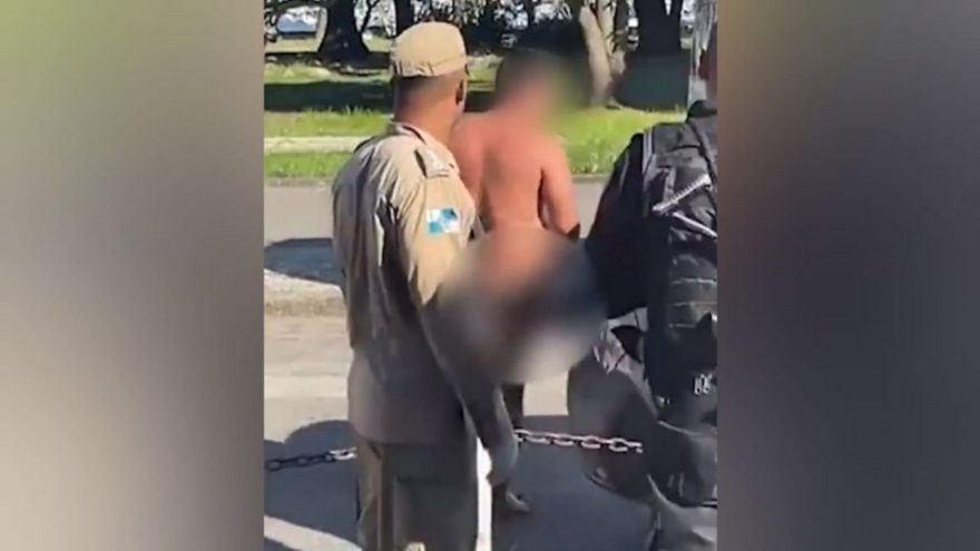 Motorista de aplicativo é filmado correndo nu com alavanca de câmbio presa no ânus