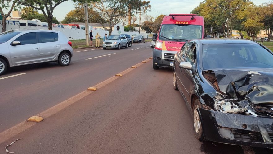 Engavetamento entre três carros deixa duas pessoas feridas na Avenida Tancredo Neves