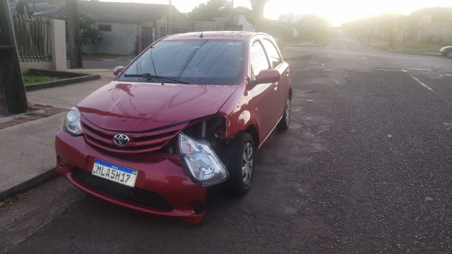 Colisão frontal entre carro e patinete deixa jovem ferida no Cascavel Velho