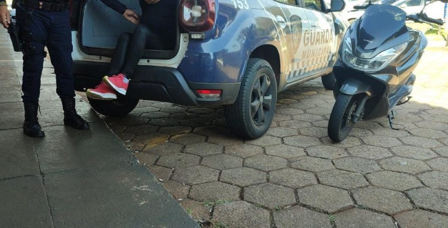 Com moto furtada, mulher é detida por receptação