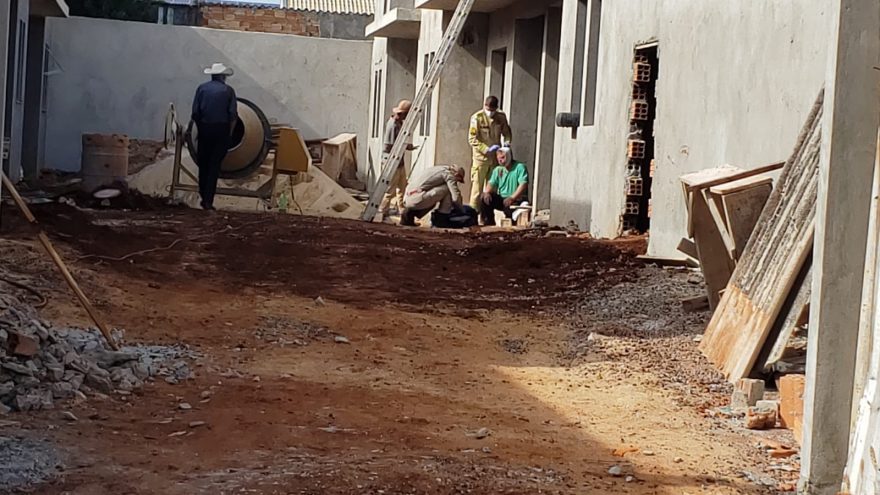Trabalhador tem lesão na cabeça após sofrer queda em obra no Esmeralda