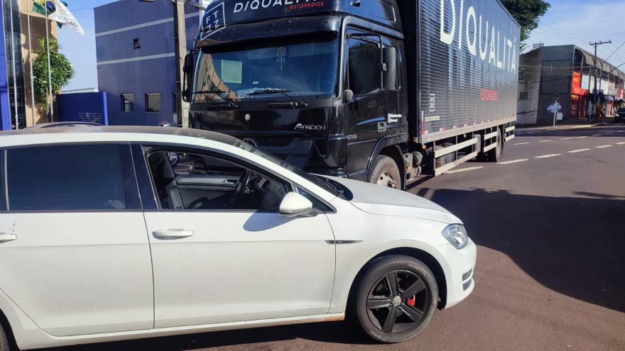 Golf e caminhão se envolvem em acidente na Rua Erechim