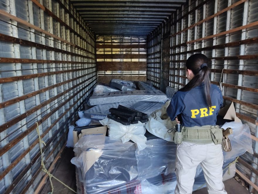 Caminhão carregado com 998 quilos de maconha é apreendido na BR-277