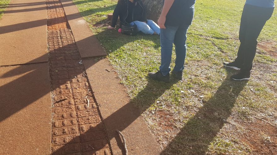 Mulher fica ferida após sofrer queda no Centro