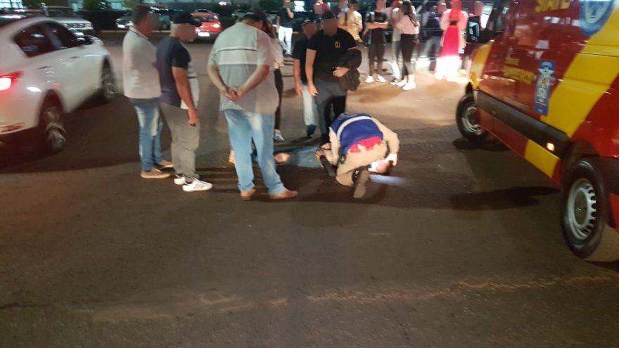 Colisão entre carro e moto deixa jovem ferido no Santa Cruz
