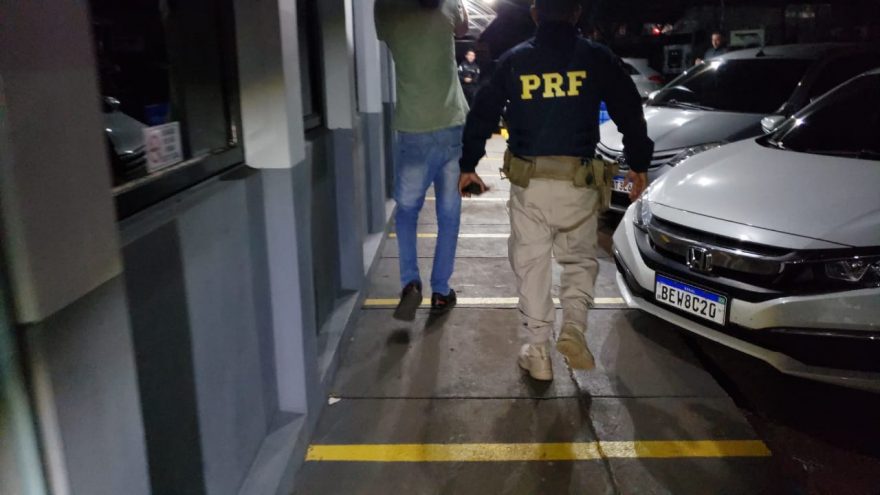 Homem é detido pela PRF com carro roubado em Céu Azul