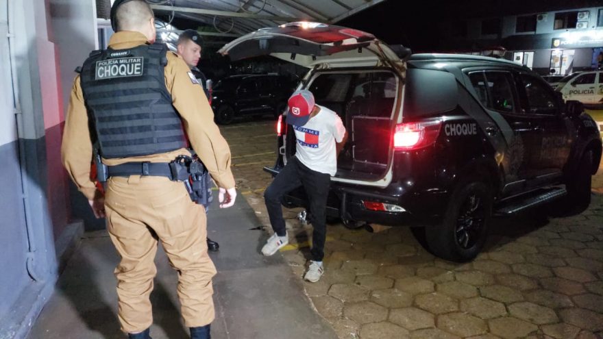 PM é acionada em confusão no Centro e detém homem com mandado em aberto por embriaguez ao volante
