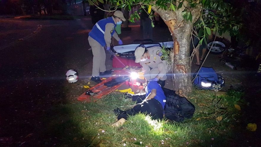 Adolescente fica ferido após bater moto em árvore