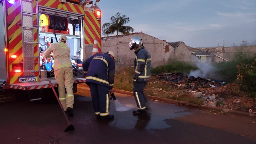 Incêndio em lote baldio mobiliza Corpo de Bombeiros