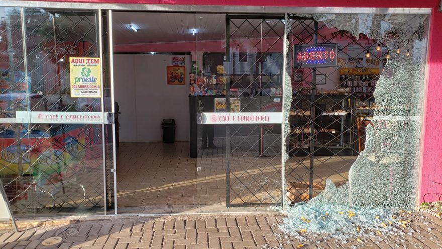 Ladrões destroem fachada de cafeteria e furtam salgadinhos