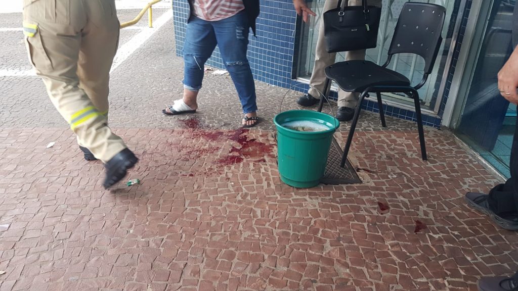 Zeladora sofre ferimento no pé após tropeçar em paralelepipedos soltos na calçada