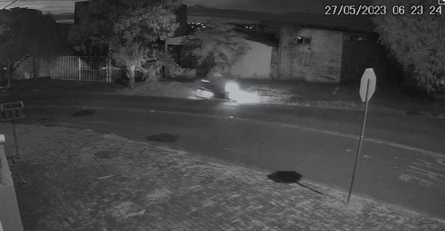 Vídeo mostra momento em que adolescente colide contra árvore no Periolo