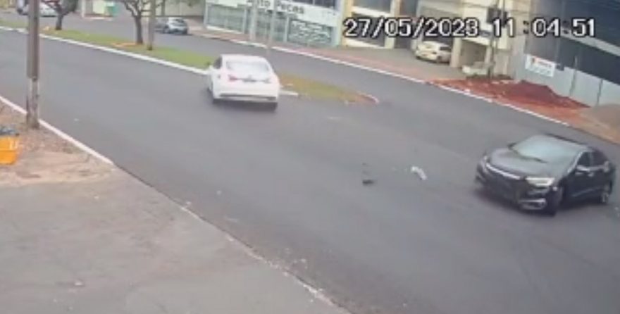 Câmeras de monitoramento mostram dois acidentes seguidos na Avenida Rocha Pombo