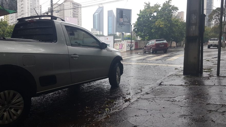 Colisão de trânsito deixa três veículos danificados no Centro