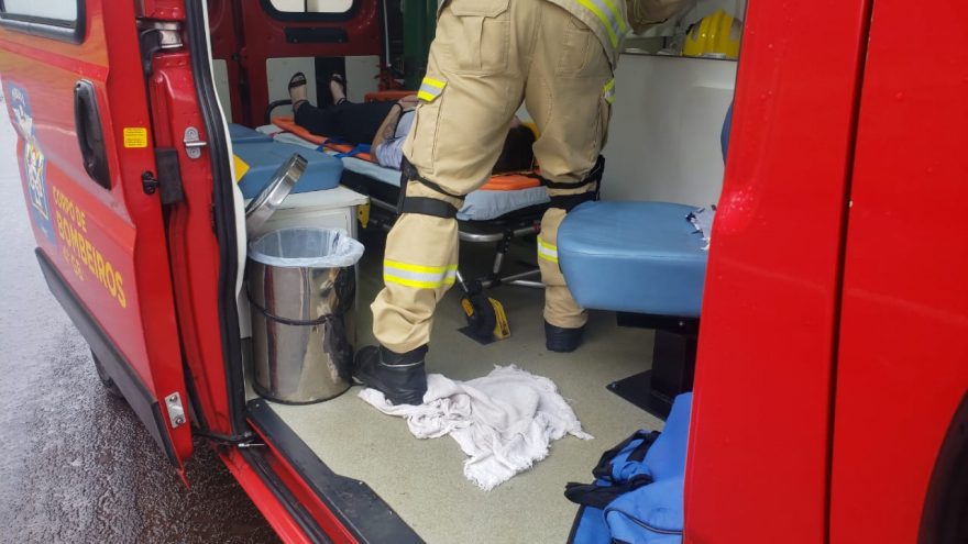 Mulher perde o controle da direção e bate veículo em mureta na PRc-467