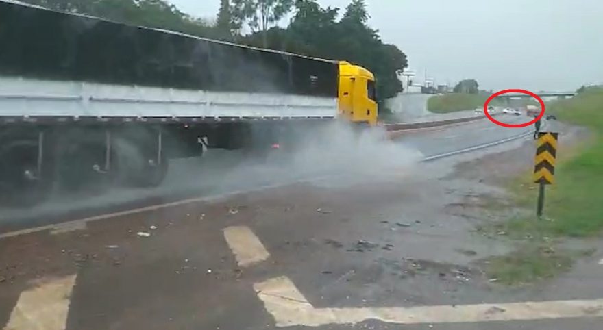 Vídeo flagra imprudência de motoristas em local onde Golf aquaplanou na PRc-467