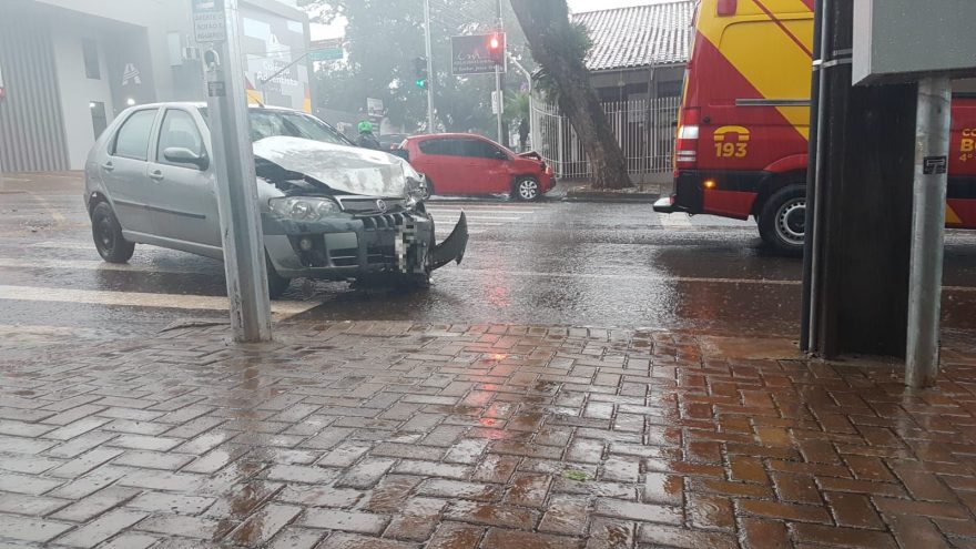 Homem fica ferido em acidente entre dois carros em cruzamento no Centro